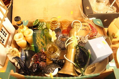 Lot 601 - A box containing a collection of miscellaneous...