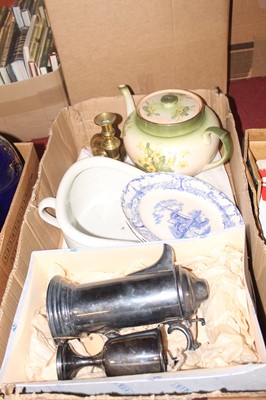 Lot 609 - A box containing a collection of various items...