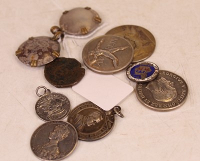 Lot 305 - A small collection of miscellaneous items, to...
