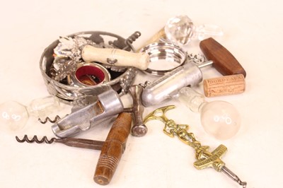 Lot 325 - A small collection of miscellaneous items, to...