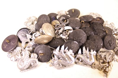 Lot 353 - A collection of uniform buttons & badges, to...