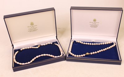 Lot 359 - A single string pearl choker, with yellow...
