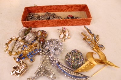 Lot 362 - A small collection of miscellaneous costume...