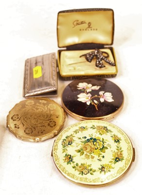 Lot 371 - A small collection of miscellaneous items, to...
