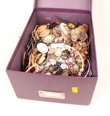 Lot 493 - A box of miscellaneous costume jewellery to...