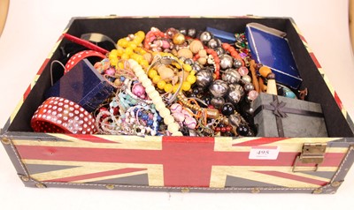 Lot 495 - A large collection of miscellaneous costume...