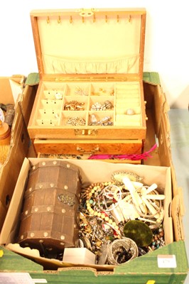 Lot 479 - A collection of miscellaneous items, to...
