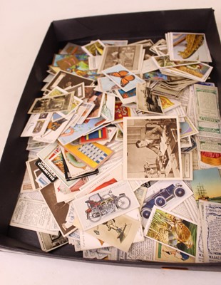 Lot 500 - A large collection of loose collectors' cards...