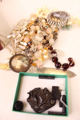 Lot 487 - A leather clad jewellery box and contents, to...