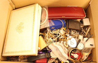 Lot 488 - A large collection of miscellaneous items, to...