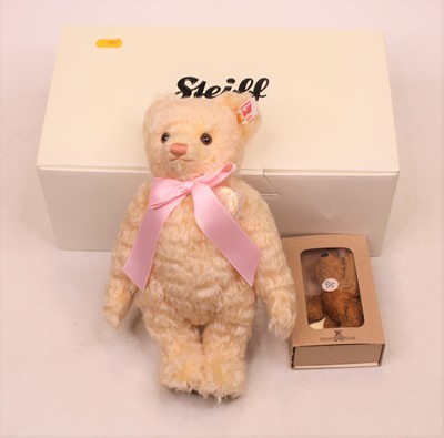 Lot 555 - A Steiff limited edition Charlotte the Royal...