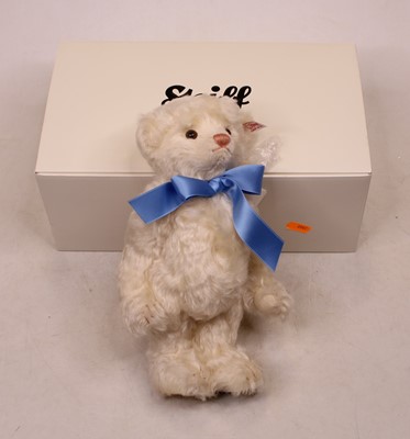 Lot 557 - A Steiff Danbury Mint George The Steiff Royal...
