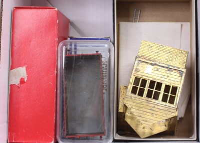 Lot 383 - Various O gauge items: Part assembled etched...