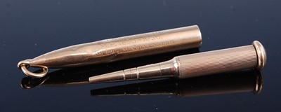 Lot 2400 - A 9ct yellow gold propelling pencil by Sampson...