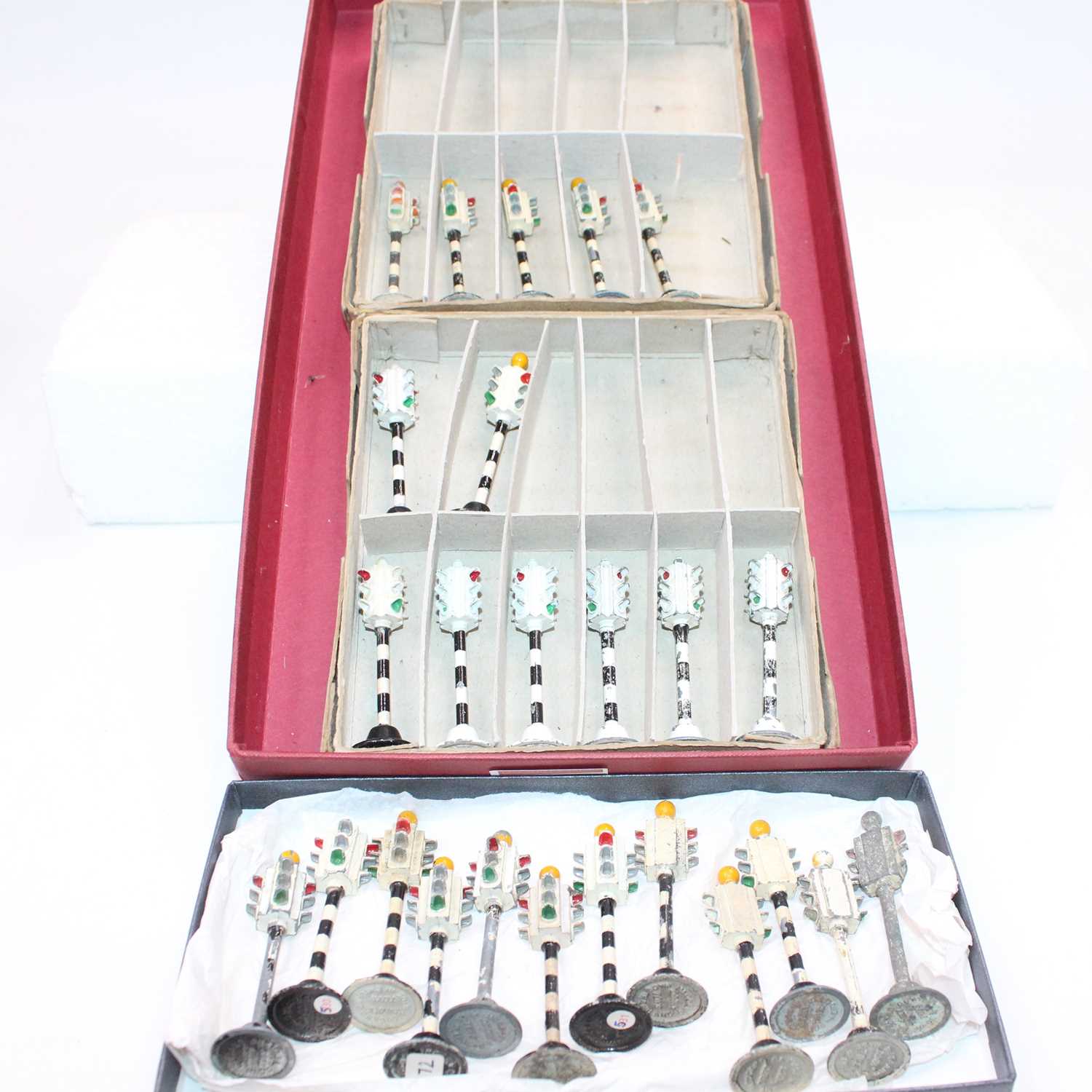 Lot 1043 - Dinky Toys traffic lights group to include No....