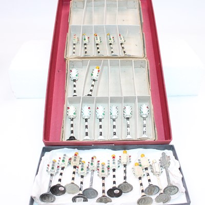 Lot 1043 - Dinky Toys traffic lights group to include No....