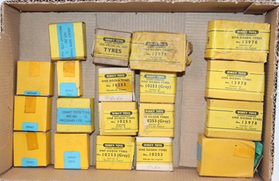 Lot 1139 - 1 tray containing a quantity of Dinky Toys...