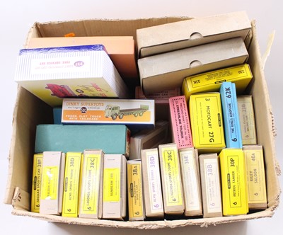 Lot 1118 - A large box containing a quantity of...