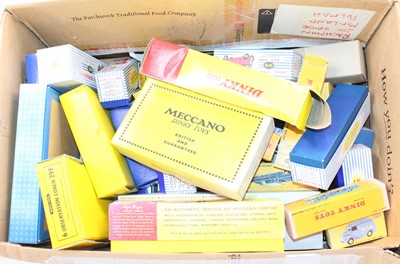 Lot 1119 - A large box containing a quantity of...