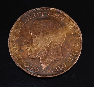 Lot 2067 - Great Britain, 1913 gold half sovereign,...