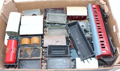 Lot 211 - A large tray containing approx. 26 wagons of...