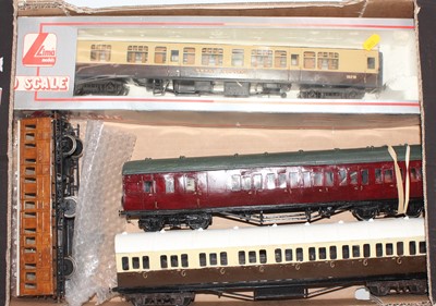 Lot 191 - Tray containing four passenger coaches:...