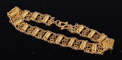 Lot 313 - A yellow metal alternate twisted cylinder and...