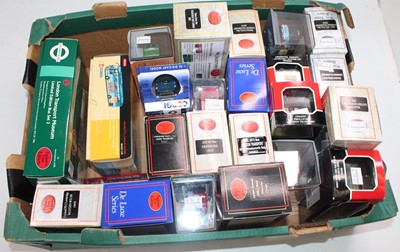 Lot 951 - 24 various boxed and loose 1/76th scale public...