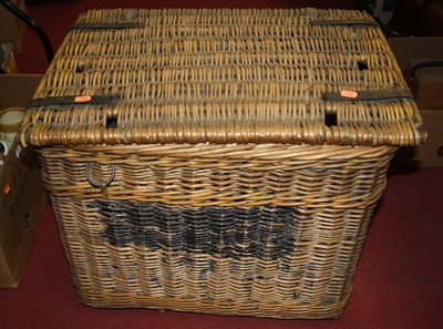 Lot 165 - A wicker hamper containing a Copelands Spode...