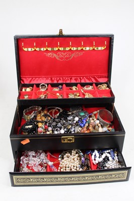 Lot 290 - A leather clad jewellery box and contents, to...