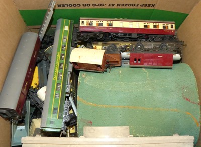 Lot 1527 - A tray containing a quantity of loose 00 gauge...