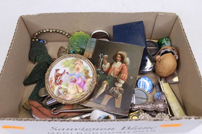 Lot 383 - A small collection of miscellaneous items to...