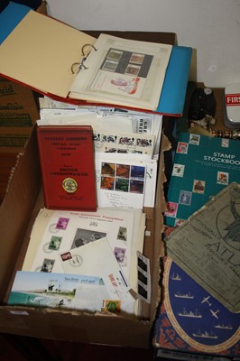 Lot 390 - A collection of miscellaneous items to include...