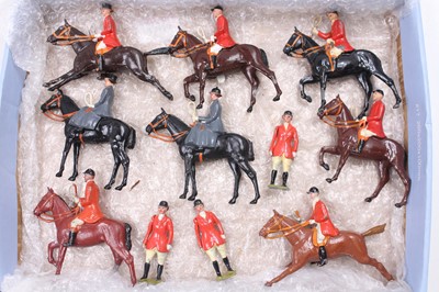 Lot 1646 - A small tray containing a group of 11 Britains...