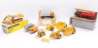Lot 1309 - A mixed group of boxed and unboxed 1/50th...