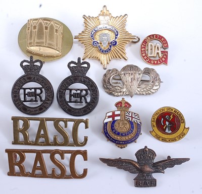 Lot 191 - A large collection of cap badges, collar...