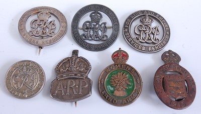 Lot 99 - A collection of various badges to include 3...