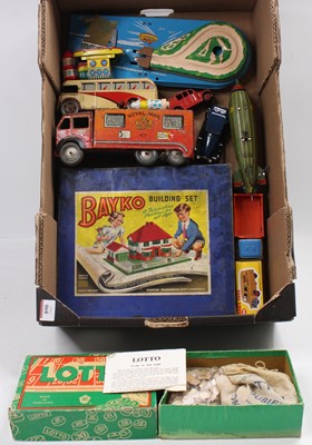 Lot 890 - Collection of various vintage tinplate toys,...