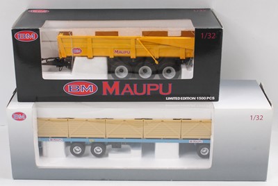 Lot 1322 - Repliagri 1/32nd scale boxed trailer group, 2...