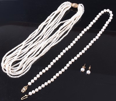 Lot 404 - A selection of pearl jewellery, to include a...
