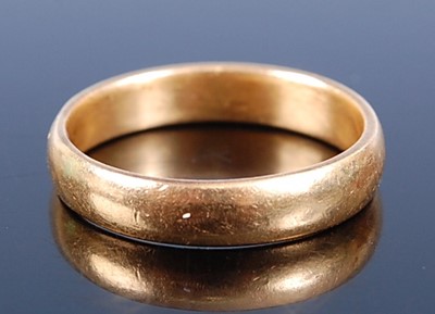 Lot 2606 - A 22ct gold wedding band, 4.9g, size P