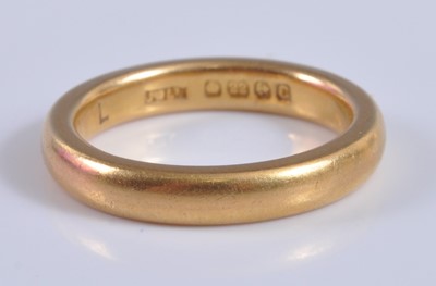 Lot 2640 - A 22ct gold wedding band, undecorated,...
