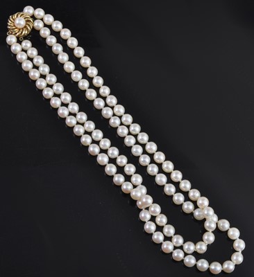 Lot 2646 - A cultured pearl double knotted string choker,...