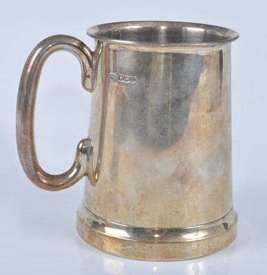 Lot 1107 - A George V silver tankard, having plain loop...