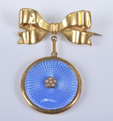 Lot 2648 - A 9ct yellow gold bow brooch, having a yellow...
