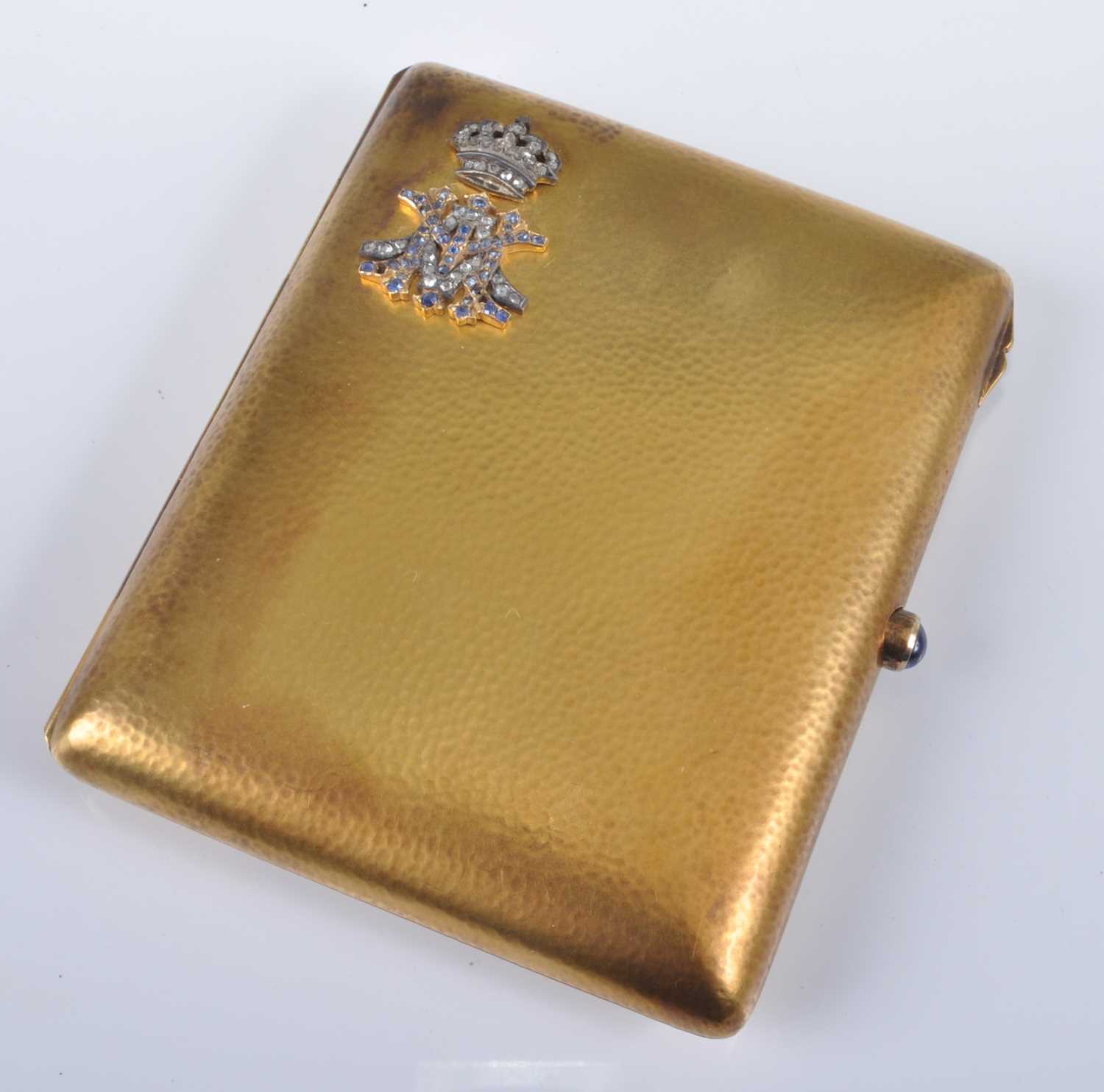 Lot 1213 - A yellow metal rectangular cigarette case,...