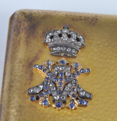 Lot 1213 - A yellow metal rectangular cigarette case,...