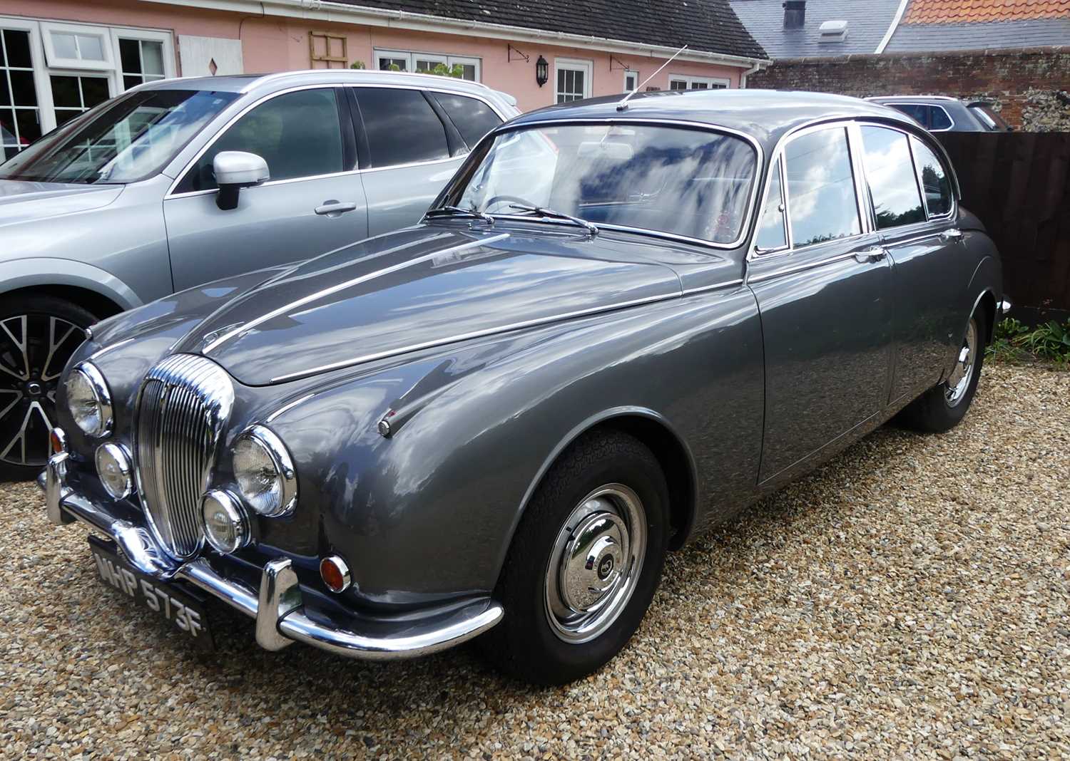 Lot 1470 - A 1968 Daimler V8-250 Automatic Reg no....