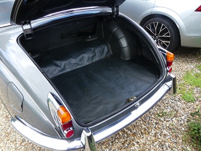 Lot 1470 - A 1968 Daimler V8-250 Automatic Reg no....