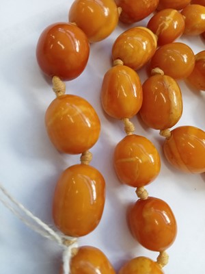 Lot 1184 - An amber single string necklace, the graduated...